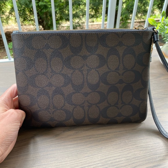 Coach Clutch - Picture 3 of 4